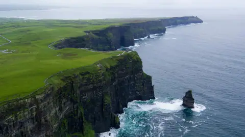 Le scogliere di Moher, verdi e a picco sull’oceano, in Irlanda