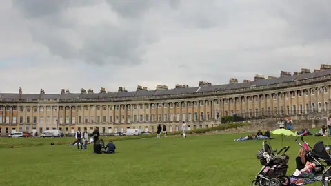 Bath: la lunga facciata curva del Royal Crescent, con il prato davanti