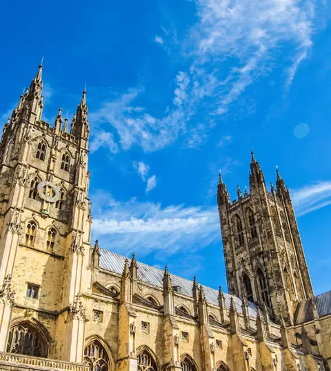 Canterbury: le torri gotiche della cattedrale contro il cielo azzurro