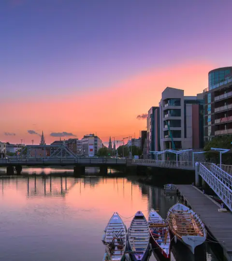 Cork: un canale con barche e un ponte al tramonto