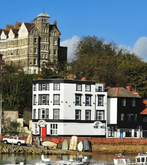Folkestone: il porto con le barche e le case sulla collina