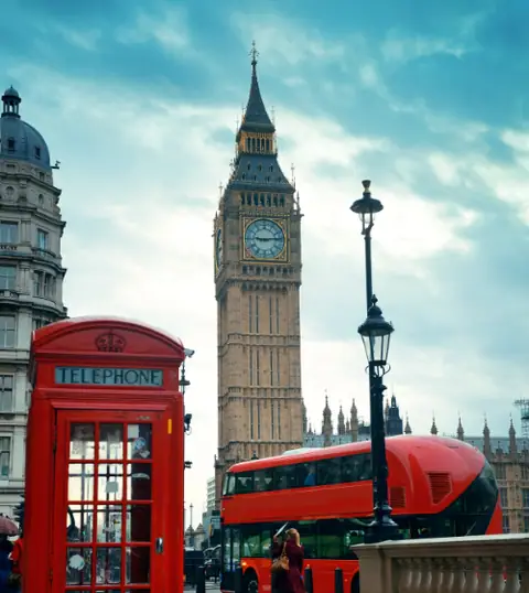 Londra: una cabina telefonica rossa, il Big Ben e un autobus a due piani