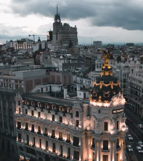 Madrid: un palazzo con cupola visto dall’alto al tramonto
