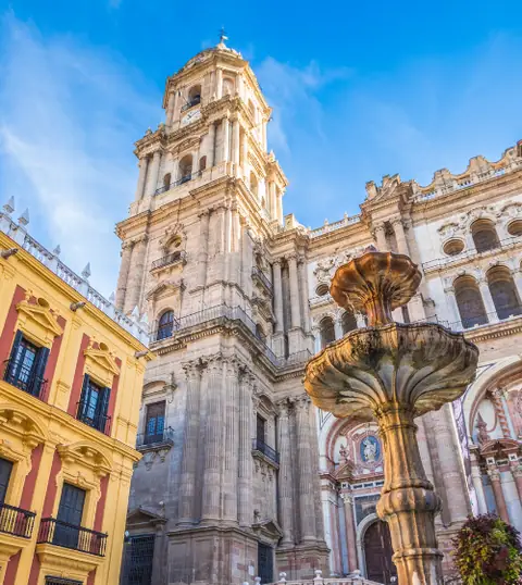 Malaga: la cattedrale e una fontana in una piazza del centro