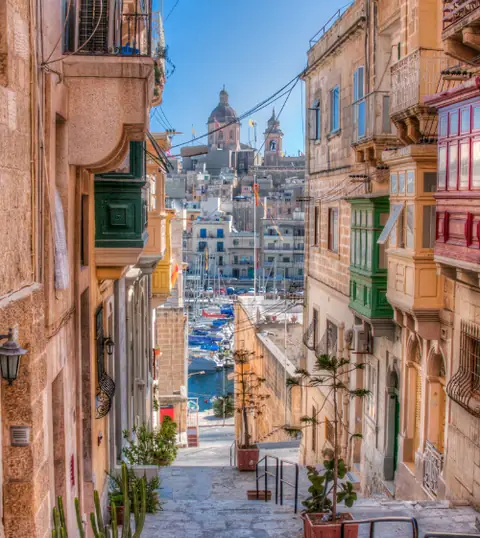 Malta: un vicolo in pietra con balconi colorati