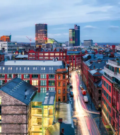Manchester: le vie della città viste dall’alto, con le scie luminose delle auto