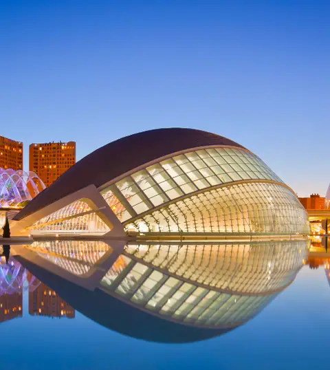 Valencia: un edificio futuristico a cupola riflesso nell’acqua