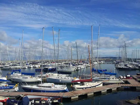 Dún Laoghaire, sulla baia di Dublino: barche a vela ormeggiate nel porto turistico sotto un cielo azzurro
