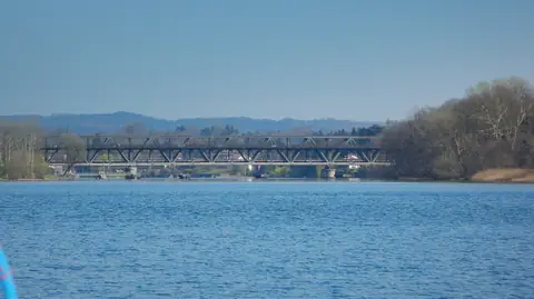 Il Lago Maggiore all’uscita del Ticino, con il ponte di ferro e le colline sullo sfondo