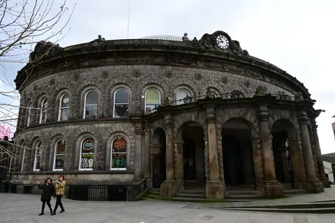 Leeds: il Corn Exchange, edificio ottocentesco in pietra a pianta ovale con arcate e un orologio