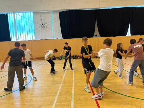 Giochi di gruppo in una palestra scolastica