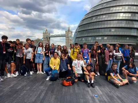 Gruppo di ragazzi sul lungofiume di Londra, con il Tower Bridge sullo sfondo