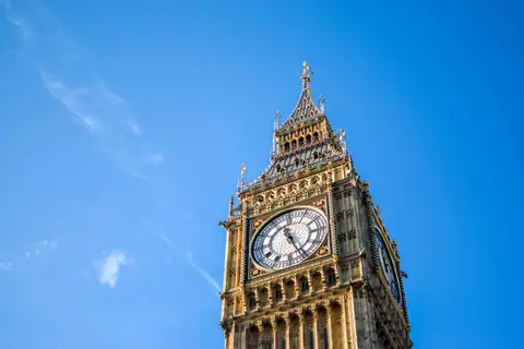 La torre del Big Ben a Londra contro un cielo azzurro
