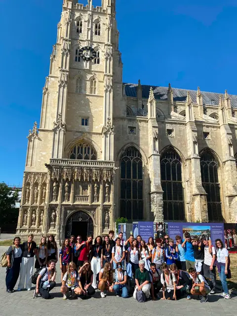Foto di gruppo dei ragazzi davanti alla facciata di una grande cattedrale gotica