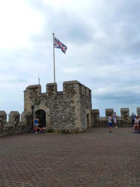 Bandiera del Regno Unito sulle mura merlate di un castello